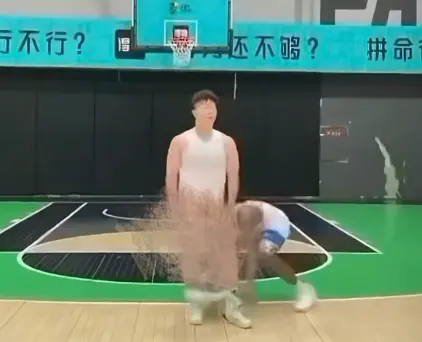 《牛教练的裤子》完整视频高清播放-牛教练防守被黑哥假动作瓦解-无删减免费观看不收一分钱