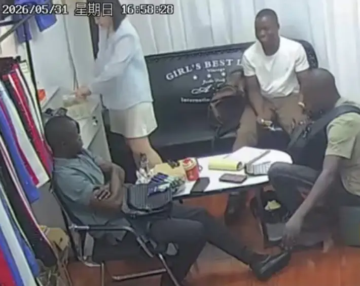 《三个黑人买衣服》监控录像完整版无广告 - 美女老板娘单挑三个黑人视频 - 服装店监控2026黑料高清免费观看